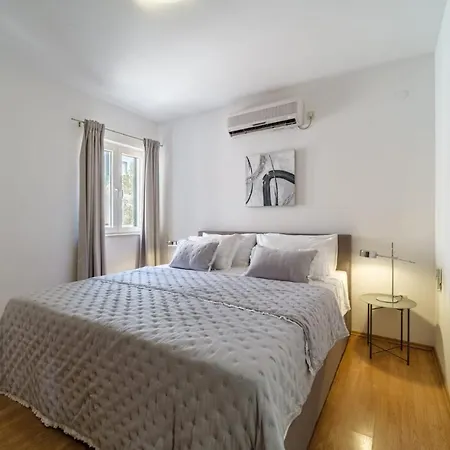 Vakantiehuis Tm With Private Heated Pool, Poolhouse & Private Garage