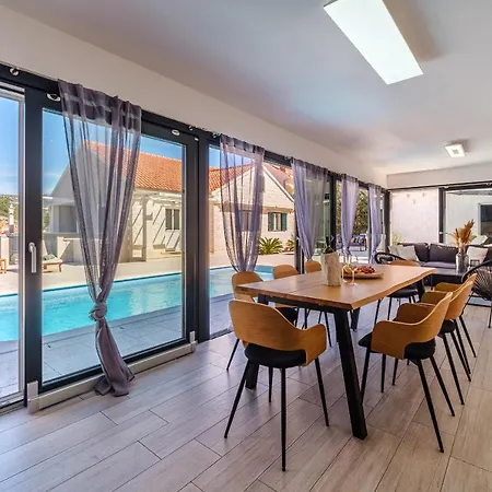 Tm With Private Heated Pool, Poolhouse & Private Garage