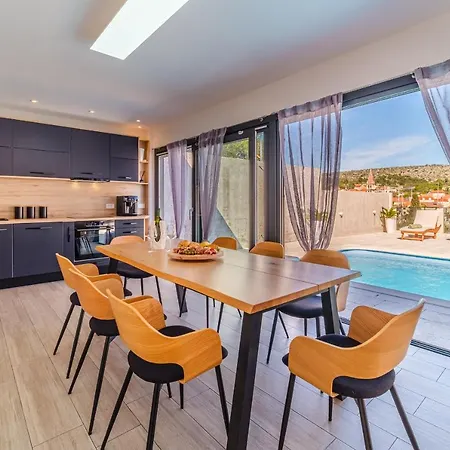 Vakantiehuis Tm With Private Heated Pool, Poolhouse & Private Garage Milna (Brac)