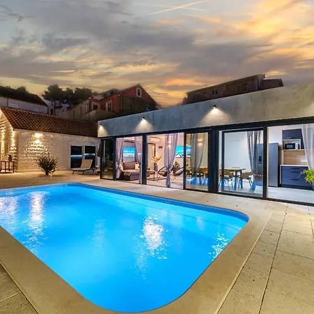 Vakantiehuis Tm With Private Heated Pool, Poolhouse & Private Garage Milna (Brac)