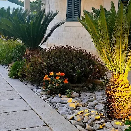 Vakantiehuis Tm With Private Heated Pool, Poolhouse & Private Garage Milna (Brac)