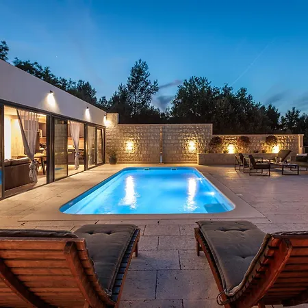 Tm With Private Heated Pool, Poolhouse & Private Garage *