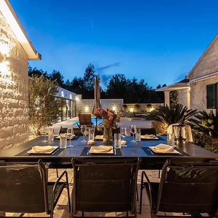 Tm With Private Heated Pool, Poolhouse & Private Garage