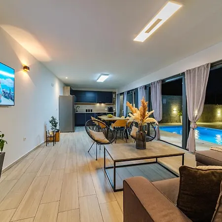 Holiday home Tm With Private Heated Pool, Poolhouse & Private Garage Milna (Brac)