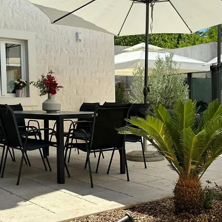 Tm With Private Heated Pool, Poolhouse & Private Garage Milna (Brac)
