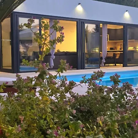 Holiday home Tm With Private Heated Pool, Poolhouse & Private Garage Milna (Brac)